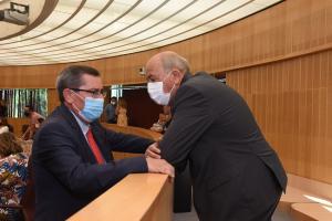 José Entrena conversa con Juan Antonio Palomino, que ha tomado posesión como diputado provincial.