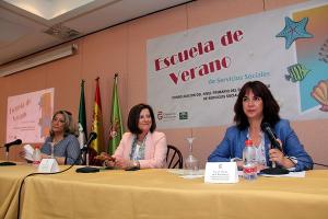 La consejera de Igualdad flanqueada por la alcaldesa de Almuñécar y la diputada provincial de Bienestar Social.