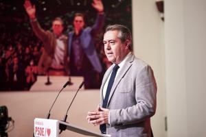 El secretario general del PSOE-A, Juan Espadas, en rueda de prensa este lunes. 