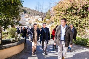 Espadas, acompañado por el alcalde de Monachil y otros representantes socialistas. 