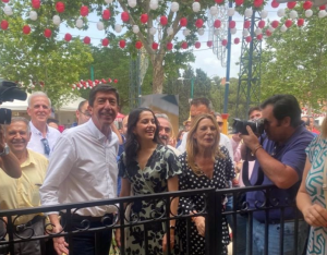 Arrimadas, con Marín e Insúa, aguardan a las puertas de la caseta del PP. 