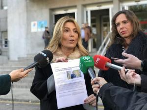 Eva Martín, con Rocío Díaz, en una comparecencia reciente a las puertas del antiguo Clínico.