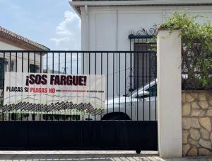 Uno de los carteles contra el proyecto colocado en viviendas de El Fargue.