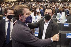 El presidente de la Xunta de Galicia y candidato a la presidencia del PP, Alberto Núñez Feijóo, (i) y el presidente de la Junta, Juanma Moreno. 