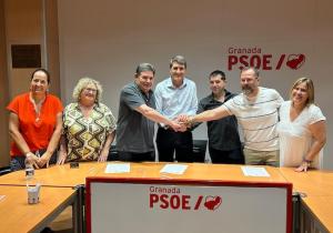 Líderes del PSOE y los sindicatos UGT y CCOO en la firma del manifiesto.