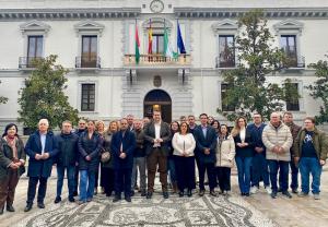 Representantes municipales socialistas, este jueves frente al Ayuntamiento. 