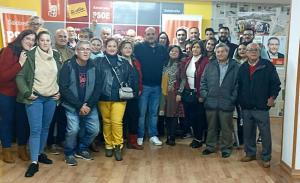 Javier Ortega, en el centro, con militantes del PSOE de Salobreña. 