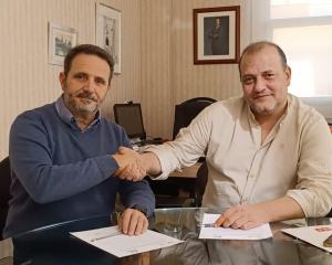 Francisco Damián Blanco en representación de CA con el alcalde, el socialista Javier Ortega. 