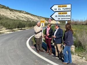 La alcaldesa de Cacín, con Entrena, Villegas y Gámez.