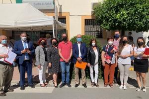 Miembros del PSOE, frente al centro de salud de Santa Fe.