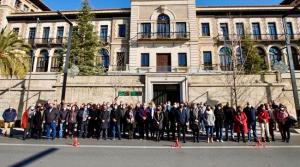 Alcaldes del PSOE, este martes, a las puertas de la Junta. 