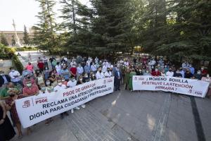 Concentración de alcaldes y portavoces socialistas, este martes, frente a la Junta.