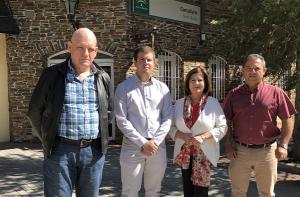 Miembros del PSOE, frente al consultorio.