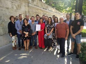 Los representantes socialistas, este lunes, a las puertas de Educación.