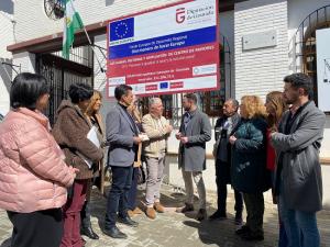 Los representantes socialistas junto al centro de mayores. 