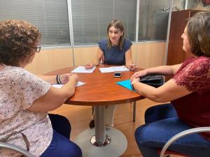 Olga Manzano, en su reunión con trabajadoras afectadas. 
