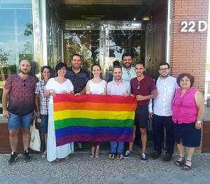 El PSOE ha desplegado hoy la bandera arcoíris en su sede provincial.