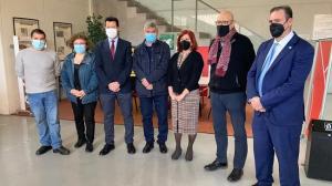 Cargos socialistas con los representantes de CCOO y UGT.