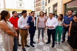 Reyes Maroto, acompañada por José Entrena y Francisco Cuenca, entre otros representantes del PSOE, en Granada. 