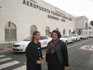 Olga Manzano y Teresa Jiménez, en el Aeropuerto de Granada.