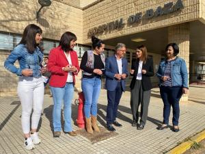 Representantes socialistas a las puertas del Hospital de Baza.