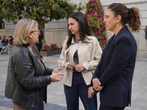 Mari Carmen López flanqueada por Ana Muñoz y Raquel Ruz. 