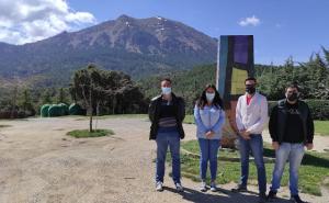 Miembros de Podemos, con la Sierra de la Sagra al fondo. 