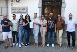 Ediles de PSOE e IU exhiben el documento del acuerdo de gobierno. 
