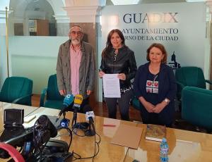 Los portavoces de Gana Guadix, PSOE e IU.