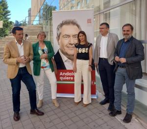 Paco Cuenca, María de Leyva, Olga Manzo, José Antonio Montilla y Jacobo Calvo, esta mañana ante la Biblioteca de Andalucía.