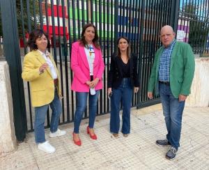 Los representantes socialista a las puertas del CEIP Medina Olmos.