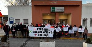 Representantes socialistas en la concentración en Purullena reclamando más personal sanitario.