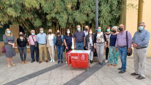 Representantes socialistas, junto a la mesa de recogida de firmas. 