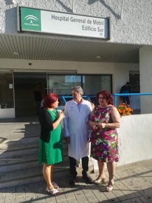 Teresa Jiménez y Elvira Ramón con el gerente del Hospital de Motril.