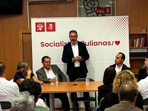 Juan Espadas en un encuentro con la militancia en Pulianas. 