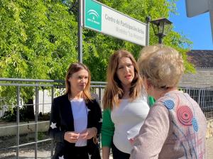 Olga Manzano y Remedios Gámez junto al Centro de Participación.