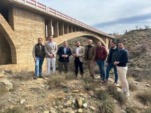 Representantes del PP junto a la carretera GR-5104, que conecta Lanteira con Alquife.