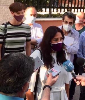 Alejandra Durán atiende a los periodistas. 