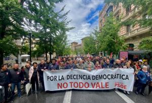 El PSOE de Granada ha marchado bajo el lema "Por la decencia democrática. No todo Vale".