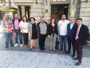 Representantes socialistas, junto a sindicalistas de Correos.