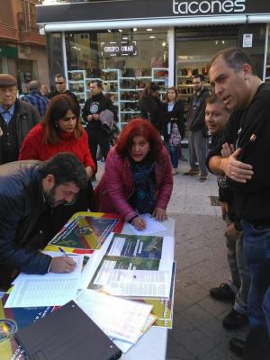 Los representantes socialistas firmando la iniciativa de Jusapol.