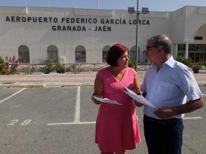 Elvira Ramón y José Martínez Olmos, este jueves en el Aeropuerto.