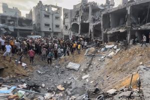 Imagen de la devastación de los primeros bombardeos israelíes en la franja de Gaza.