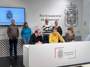 Canbril, arropado por Puentedura y Cabrerizo, trabjadores del grupo y representantes de la confluencia.