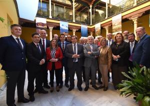 Foto de familia de los representantes de gobiernos provinciales que participan en la jornada.