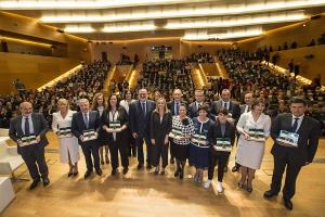 Los premiados con la consejera y el equipo de delegados de la Junta.