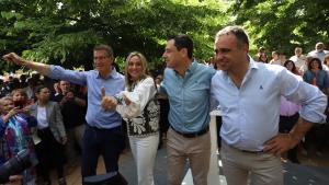 l presidente del PP, Alberto Núñez Feijóo, con el presidente del PP-A y de la Junta de Andalucía, Juanma Moreno, la candidata popular a la Alcaldía de Granada, Marifrán Carazo, y el presidente provincial del PP, Francisco Rodríguez.
