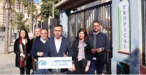 El presidente provincial del PP y otros representantes de su partido, incluido el alcalde, en Almuñécar.