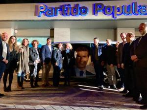 El PP descubrió un cartel de Pablo Casado en su sede.