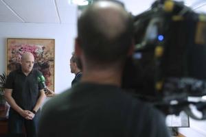 El alcalde, Gerardo Sánchez, atiende a los medios de comunicación.